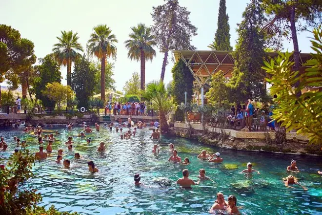 Pamukkale e Hierapolis: Piscine termali e rovine romane