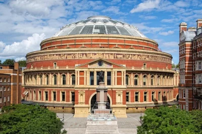 Descubre el royal albert hall de londres con un guía local, explora zonas reales, escucha historias del backstage y quizás veas un ensayo en vivo. accesible para sillas de ruedas.