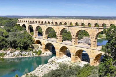 Explore a antiga provence em um tour em grupo pequeno saindo de avignon. conheça o pont du gard, o teatro romano de orange e deguste vinhos em châteauneuf du pape. inclui entradas e transporte.