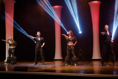 Vivez l’énergie des tubes d’abba à branson avec chant live, humour et ambiance familiale. spectacle de 2h, accès fauteuil roulant et retrait facile des billets.