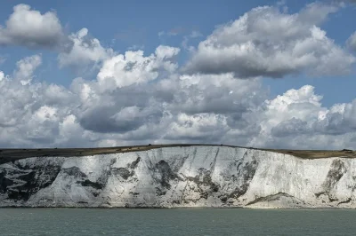 Descubre la catedral de canterbury, pasea por las calles junto al mar de deal y recorre los acantilados blancos de dover con un guía local. grupo pequeño y transporte con aire acondicionado incluido