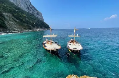 Capri passeio de barco privado: Faraglioni e grutas marinhas, 2h