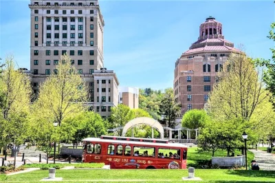 Descubra asheville com guia local, passeio no bonde vintage, bairros artísticos e paradas flexíveis. narração ao vivo e entrada com desconto inclusas.