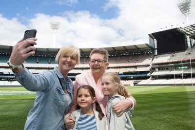 Erlebe das melbourne cricket ground hautnah, entdecke exklusive spielerbereiche und tauche ein ins australian sports museum. geführte mcg-tour inklusive museumseintritt.