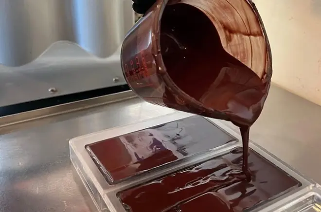 En Santa Barbara crea barras de chocolate con 40 toppings a elegir