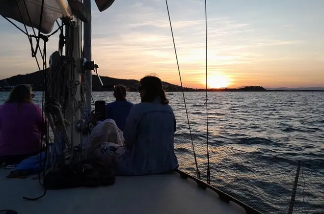 Paseo en velero al atardecer en Townsville desde el yacht club