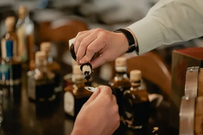 Dégustation de vinaigre balsamique à Modène chez Acetaia Marchi