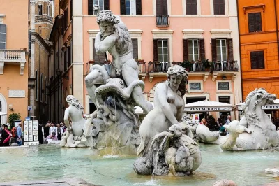 Explora las fuentes y plazas más famosas de roma en un paseo guiado de 2 horas. descubre la fontana di trevi, plaza de españa, el panteón y piazza navona en grupos pequeños.