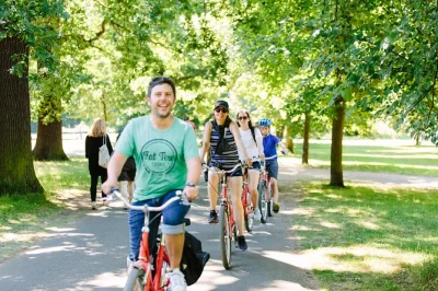 Recorre en bici los parques reales de londres, visita el palacio de buckingham y el big ben, y vive el cambio de guardia en un tour guiado de medio día—bicicleta y casco incluidos.
