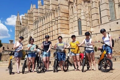 Disfruta la brisa marina en un tour en e-bike por palma en grupo pequeño. descubre plaza mayor, la catedral de palma y los baños Árabes con guía local. casco y bici incluidos.