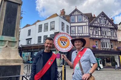 Recorre las calles medievales de canterbury y sus claustros con un guía oficial. descubre historias de becket, chaucer y más. incluye acceso al tour por la ciudad.