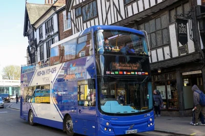 Descubre york a tu ritmo con este tour en bus descapotable, paradas libres y guía en vivo. explora lugares como clifford’s tower y york minster sin prisas.