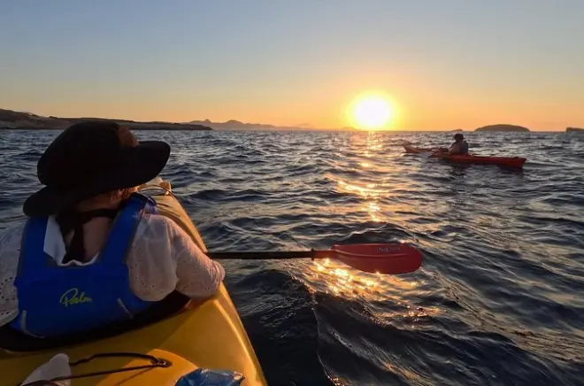 Kayak a Milos: Grotte di Papafragas al tramonto