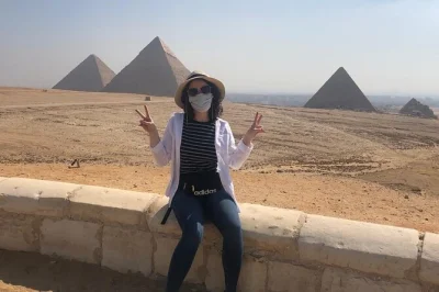 Visite privée du caire pour femmes avec guide égyptologue féminine. découvrez les pyramides de gizeh, saqqara, memphis, le musée Égyptien, la citadelle et le khan el-khalili.