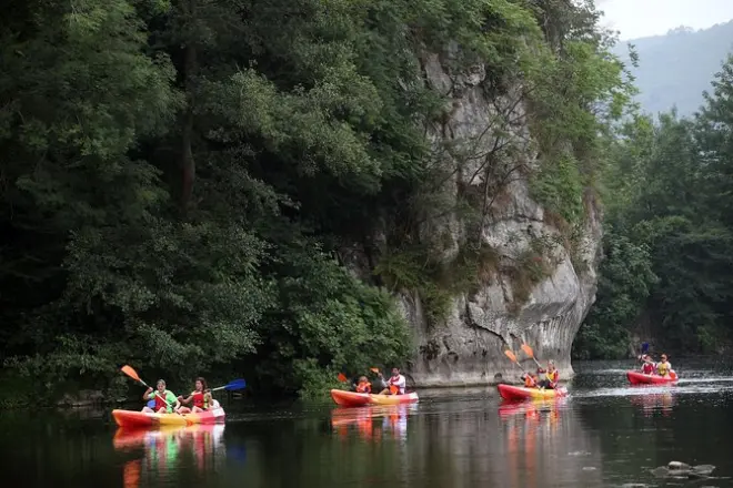 Kayaking on the Nalón river near Oviedo: 6 km with a nature guide