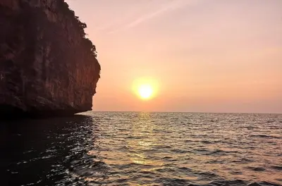 Phi Phi Inseln Speedboot Tour mit Schnorcheln und Biolumineszenz
