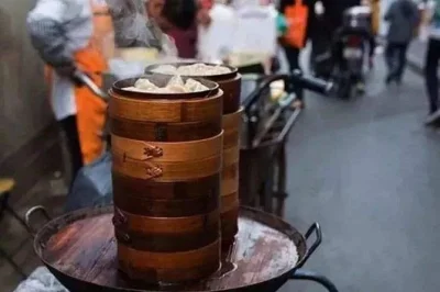 Despierta en la concesión francesa de shanghai con un tour a pie de desayuno, probando más de 15 platillos locales, puestos callejeros y callejones históricos shikumen—con guía en grupo pequeño