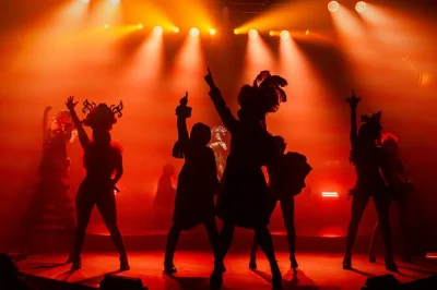 Siente la energía del show myst euphoria en cancún: música en vivo, bailarines, más de 100 éxitos clásicos y 20% de crédito en comida y bebida. entrada flexible incluida.