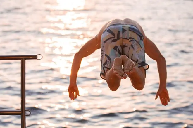 Snorkeling à Marina Baie des Anges : Catamaran au coucher du soleil