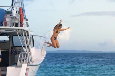 Disfruta un tour de medio día a isla icacos en el barco tobias con snorkel, almuerzo tipo deli y bebidas incluidas. grupos pequeños, guía local y reserva fácil.