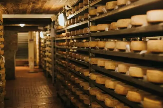 Dégustation de fromages Guffanti dans une cave sous le lac Majeur