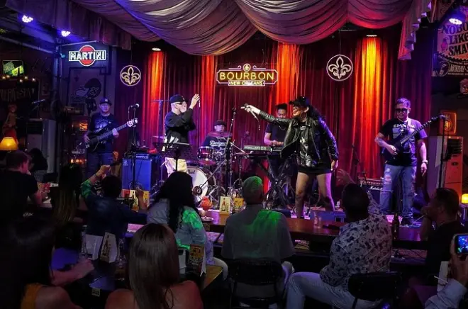 Bars sur les toits, musique live et clubs à Manille la nuit
