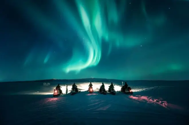 Nordlicht-Schneemobil-Safari in Levi: Fahren & Aurora-Jagd