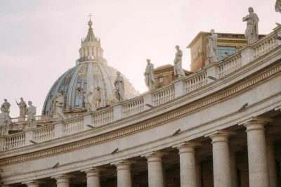 Découvrez les musées du vatican avant la foule, admirez le plafond de michel-ange dans la chapelle sixtine et évitez la file d’attente à la basilique saint-pierre avec un guide expert.