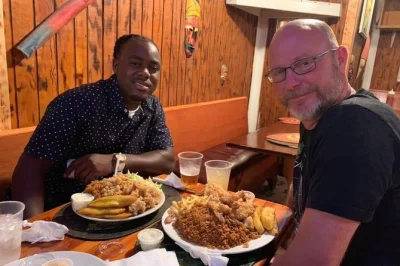 Descubre nassau: prueba pastel de ron, recorre queen’s staircase, visita atlantis y disfruta del almuerzo en fish fry de arawak cay. tour relajado con guía local, vehículo con aire y recogida incl