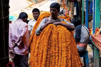 Kolkata Flower Market & Hooghly River Tour: Largest Market