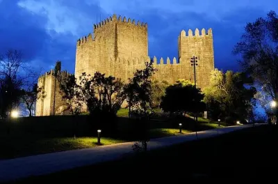 Guimarães ab Braga: Burg und Altstadt bei Abenddämmerung entdecken