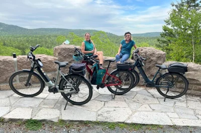 Disfruta de las carriage roads de acadia en una ebike premium, con guía local, grupo reducido y paradas en jordan pond house, eagle lake y bubble pond.