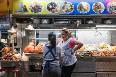 Descubre queens con un tour gastronómico por corona plaza y jackson heights. prueba pan dulce, cabrito al hoyo, comida callejera colombiana y termina con café local. incluye desayuno, comida y snack