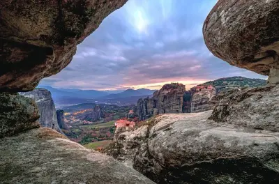 Randonnée au coucher du soleil dans les grottes secrètes de Meteora