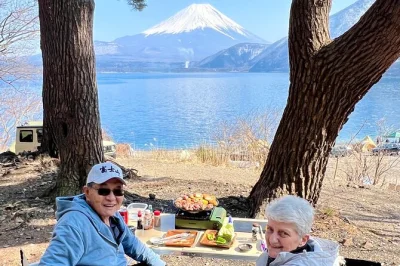 Siente la magia del monte fuji en una excursión privada desde tokio con bbq japonesa a la orilla del lago, paseos guiados por el bosque aokigahara y paradas para fotos a tu ritmo. incluye recogida.
