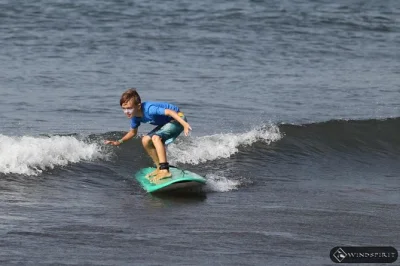 Disfruta clases de surf para principiantes en playa de la jaquita, el médano. aprende a ponerte de pie el primer día con instructores expertos. tablas y neoprenos incluidos. ¡reserva ya!