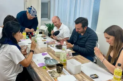 Kintsugi-Workshop in Ginza: Keramik mit Lack reparieren