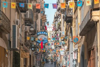 Visita le rovine di pompei, assaggia i vini del vesuvio e scopri le vie storiche di napoli in un tour di un giorno da roma con pranzo e pick-up in hotel.