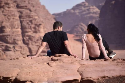 Siente la magia de petra, duerme bajo las estrellas de wadi rum y flota en el mar muerto en este tour privado de 3 días con recogida en hotel y noche en campamento beduino.