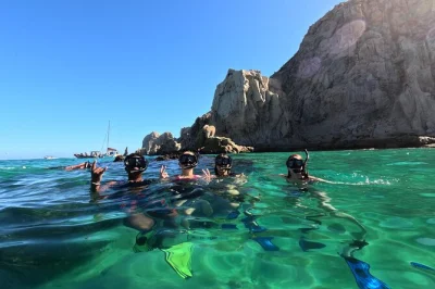 Disfruta de los lobos marinos en el arco, una cerveza fría en la cubierta y snorkel en la reserva marina de playa pelícano, todo con guía local y recogida fácil en la marina.