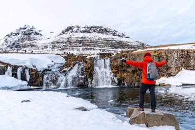 Descubre la naturaleza salvaje de islandia en un tour de un día por snæfellsnes: explora la cueva de lava vatnshellir, visita el monte kirkjufell y pasea por playas negras, con traslado incluido.