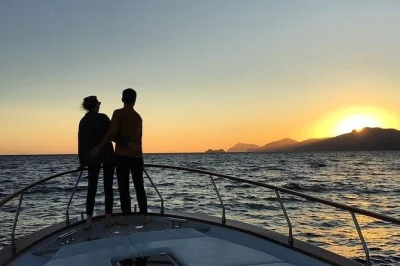 Découvrez la côte amalfitaine au coucher du soleil lors d’une croisière privée, savourez prosecco et limoncello maison, avec snacks et serviettes à praiano baignée de lumière dorée.