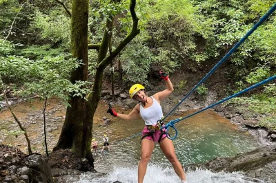Descubre el rapel en cascadas en nosara. caminata guiada por la selva, recogida en hotel, equipo de seguridad y descenso de 20m en la cascada “la mala noche”.