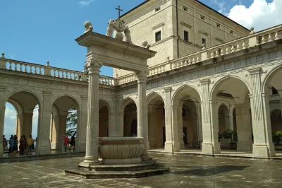 Descubre monte cassino con un guía historiador: recorre el campo de batalla, visita la abadía y los memoriales. incluye recogida en la estación de cassino y entradas.
