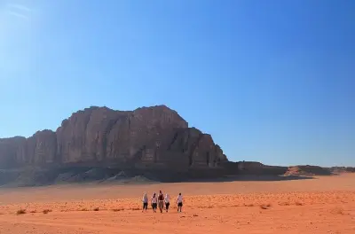 Wadi Rum Tagestour ab Petra: Jeepfahrt mit Endpunkt Aqaba