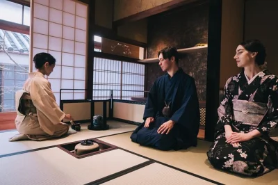 À kyoto, enfilez un kimono, participez à une cérémonie du thé avec matcha et douceurs, et initiez-vous à la calligraphie japonaise. petit groupe, guide local, tout compris.