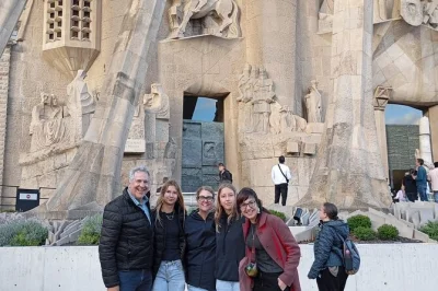 Descubre la sagrada familia en barcelona con un guía privado, evita las filas y disfruta cada detalle de gaudí con tranquilidad. incluye guía experto y entrada prioritaria.