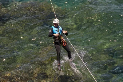 Siente la brisa atlántica saltando desde los acantilados de mogán, cruza puentes flotantes y escala una vía ferrata costera. incluye neopreno, casco, snacks y guía.