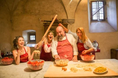 Descubre un castillo toscano de 900 años cerca de florencia con una clase práctica de pasta, cata de vinos en bodegas antiguas y un almuerzo relajado. incluye chef profesional y opciones de recogida