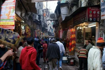 Scopri vecchia delhi con una passeggiata guidata e giri in tuk tuk. visita jama masjid, chandni chowk, paranthe wali gali e il più grande mercato delle spezie d’asia.